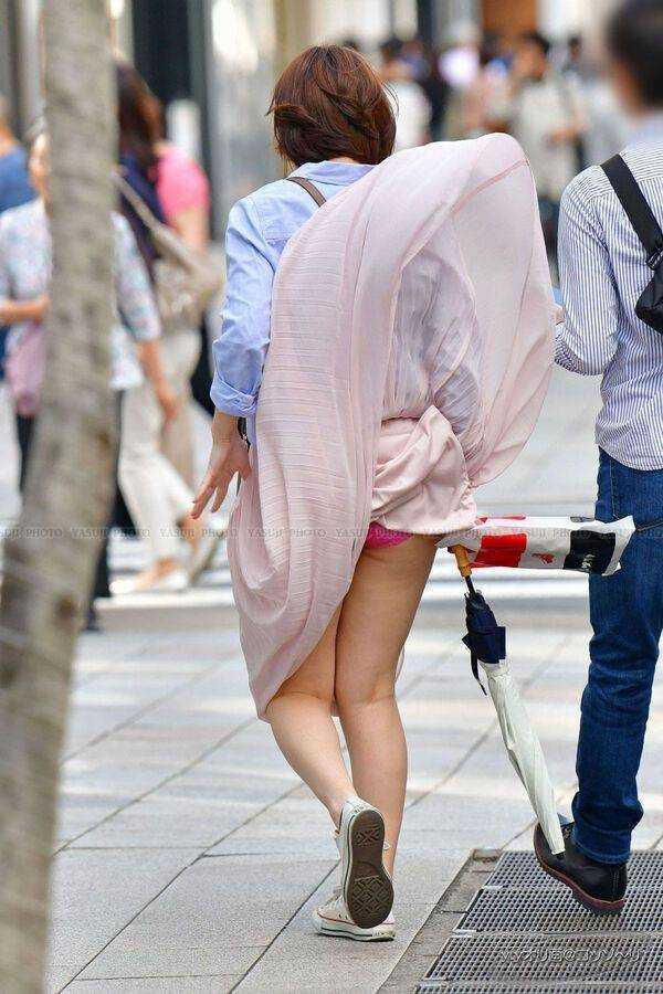 【街撮り】素人が強風でパンチラしまくり！【エロ画像】（67）