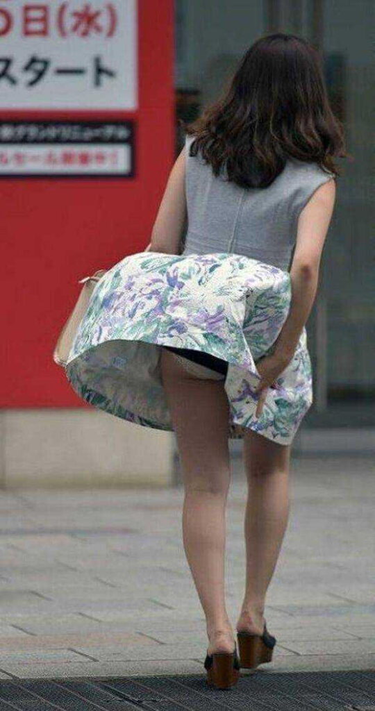 【街撮り】素人が強風でパンチラしまくり！【エロ画像】（72）