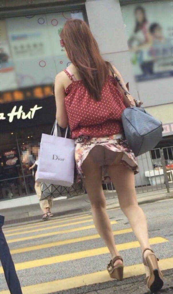 【街撮り】素人が強風でパンチラしまくり！【エロ画像】（76）