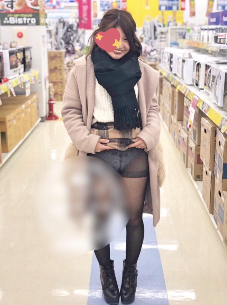 めっちゃ笑顔で露出を楽しむ素人さんｗ【エロ画像】（1）