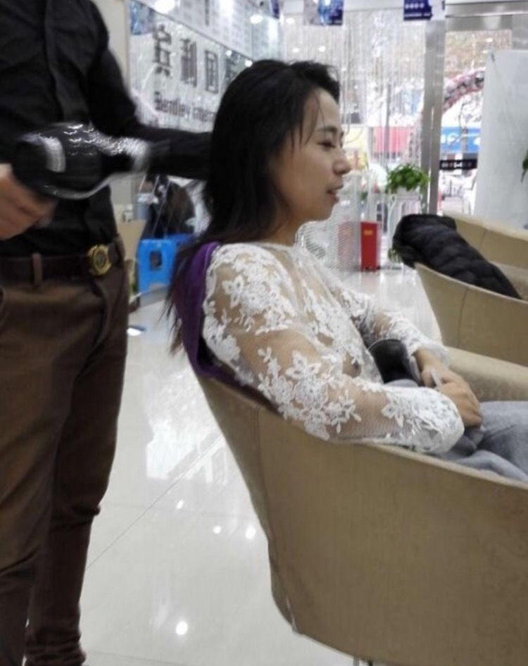 素人が透け乳首で美容室に行くエロ画像20230911182827