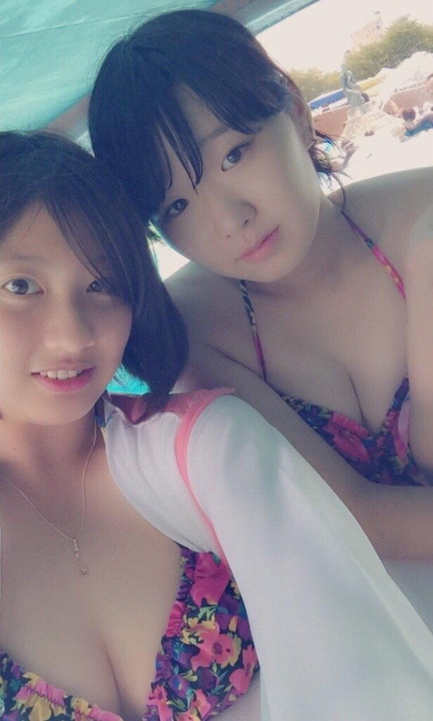 【素人】ビキニ姿で友達と撮った写真が抜ける【エロ画像】（2）