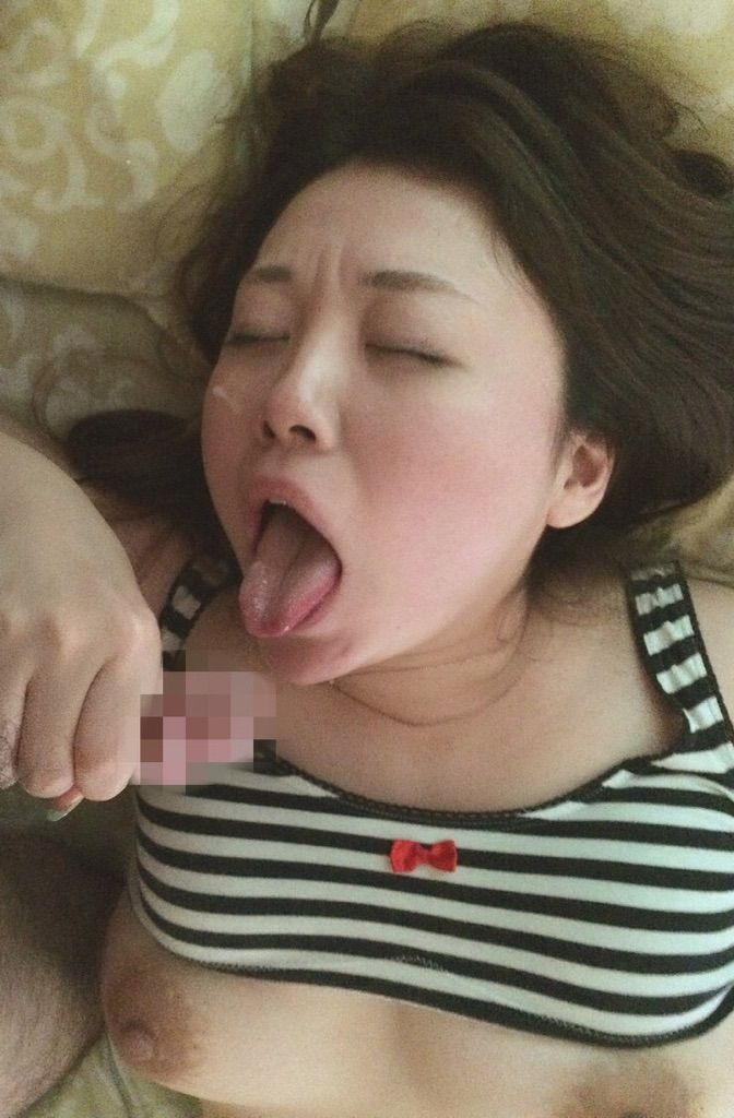 素人が巨根をフェラチオしてるエロ画像（24）