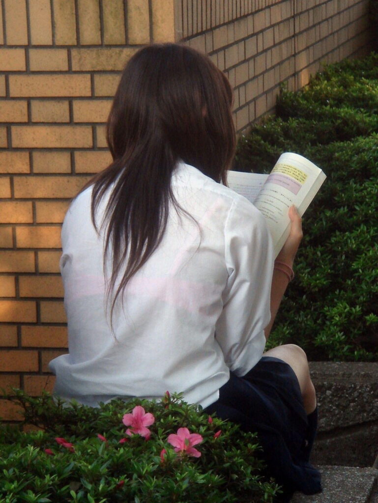 【街撮り】ガチ素人の透けブラエロ画像【お宝】（23）