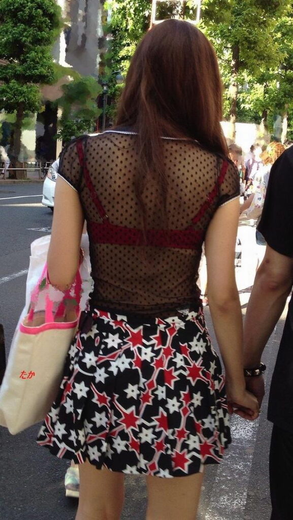 【街撮り】ガチ素人の透けブラエロ画像【お宝】（9）