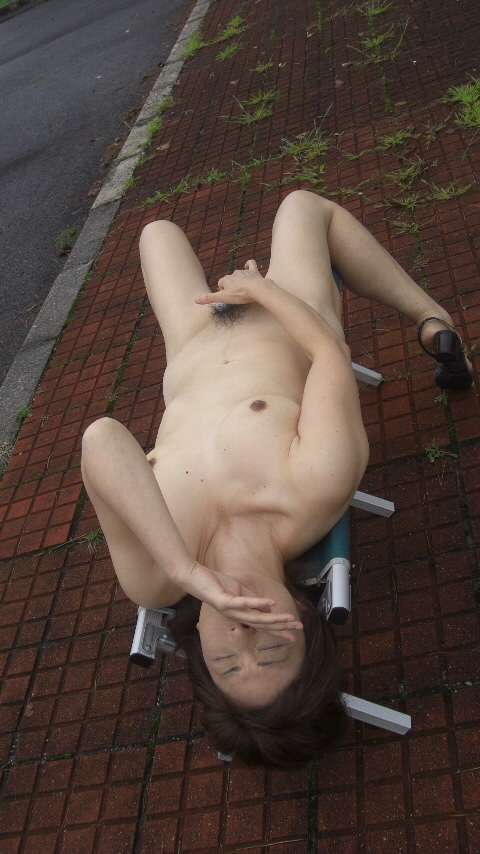 素人が趣味の野外露出をしているエロ画像【習慣】（13）