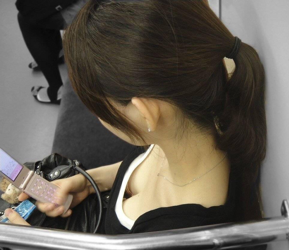 胸チラ激写エロ画像20230827115608