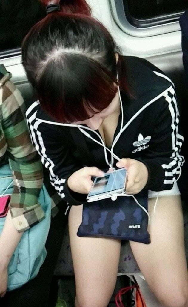 胸チラ激写エロ画像20230827115835