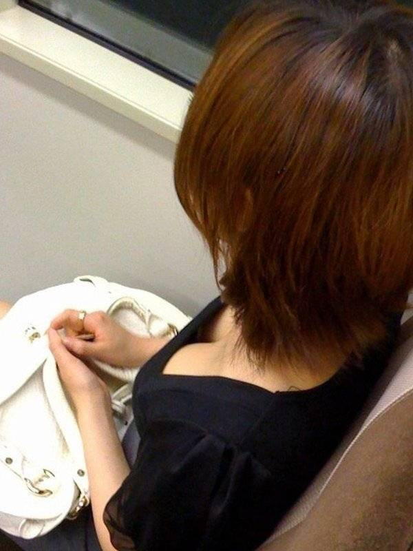 胸チラ激写エロ画像20230827115928