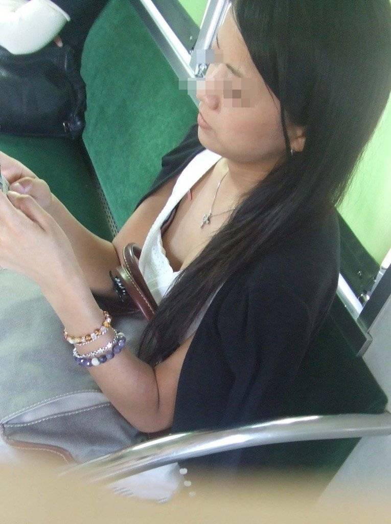 胸チラ激写エロ画像20230827120707