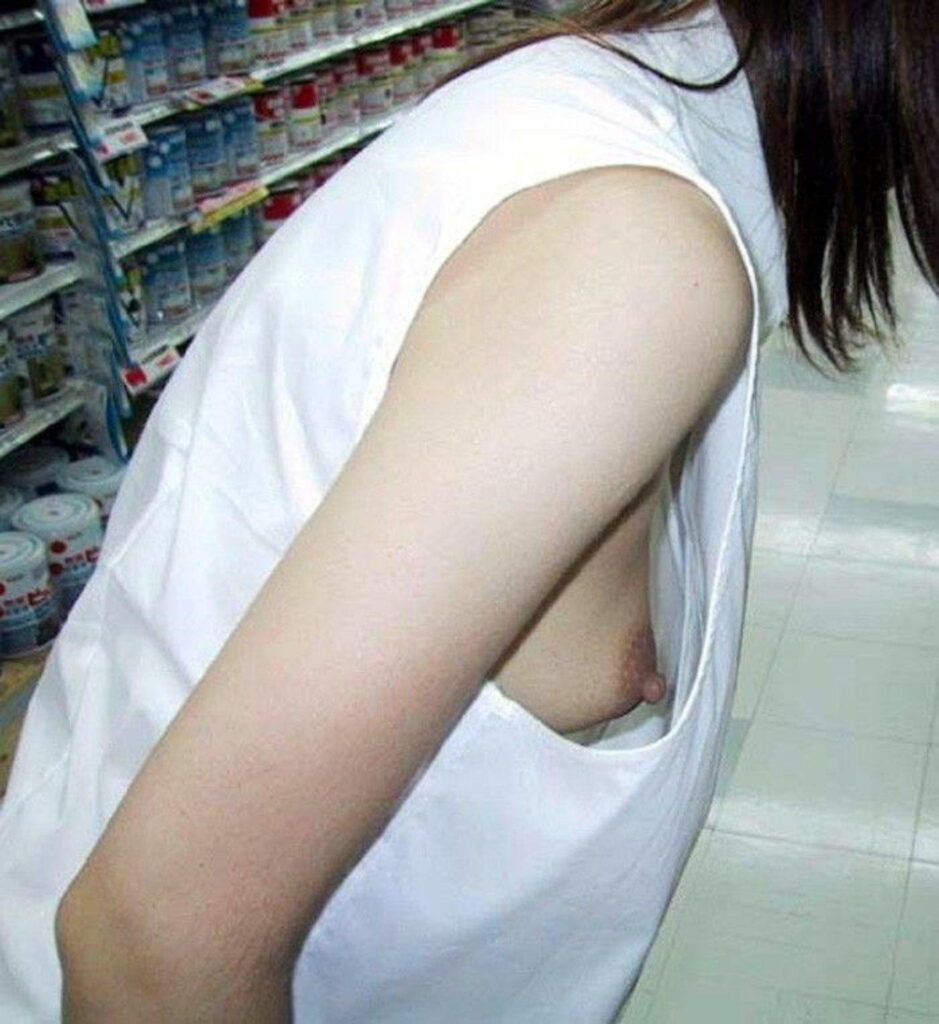 胸チラ激写エロ画像20230827140740