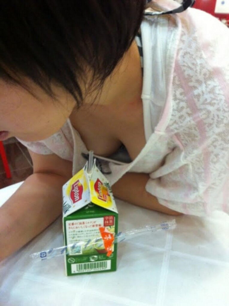 胸チラ激写エロ画像20230827165339