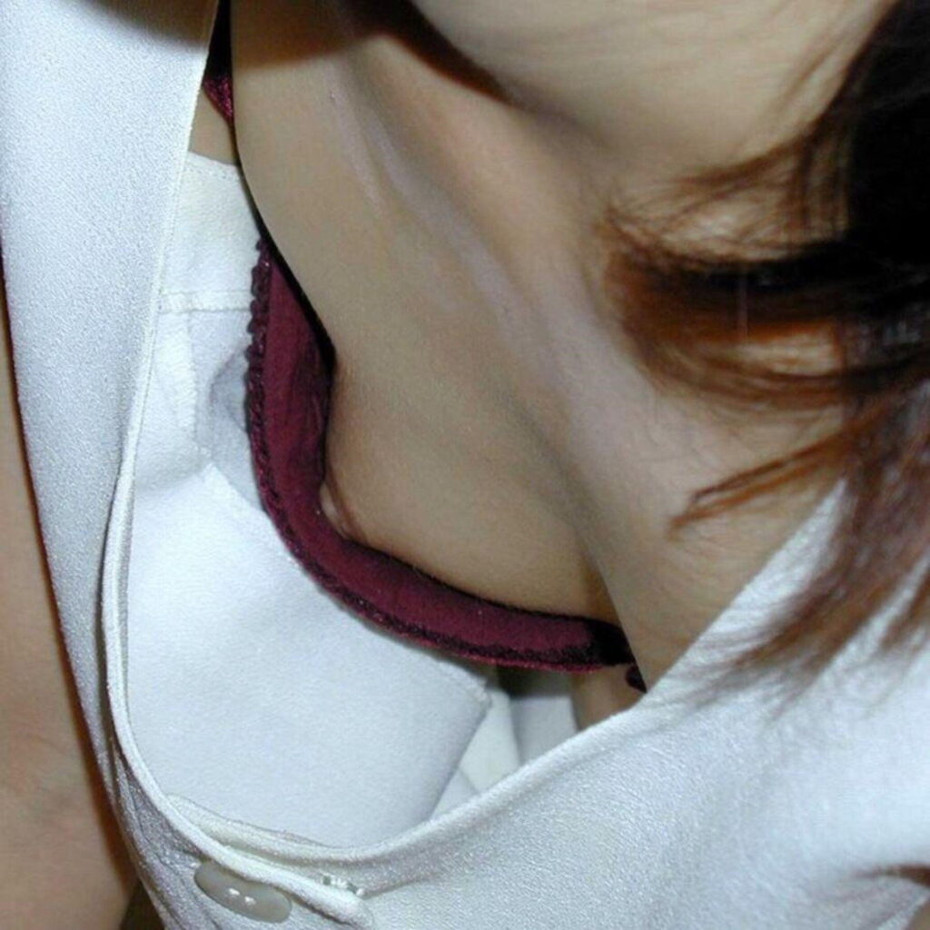 胸チラ激写エロ画像20230827165517