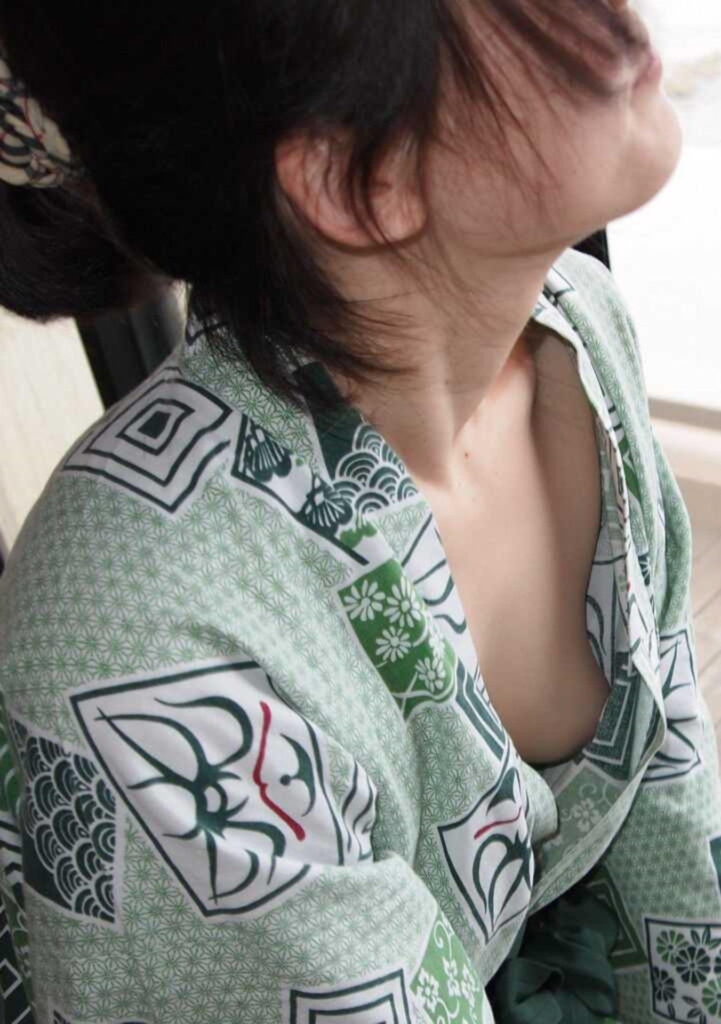 胸チラ激写エロ画像20230827170331