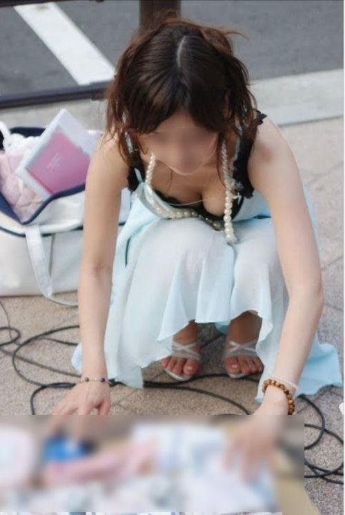 胸チラ激写エロ画像20230829063701