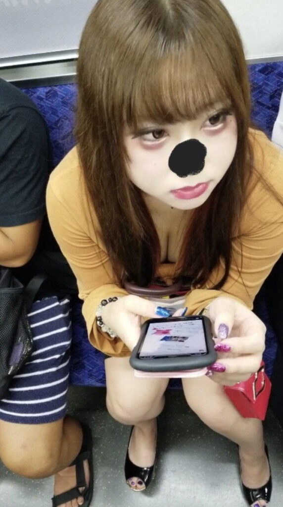 胸チラ激写エロ画像20230907084433