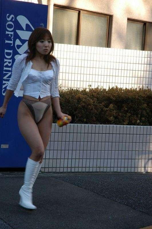 自販機の前で露出しているエロ画像20230824071505