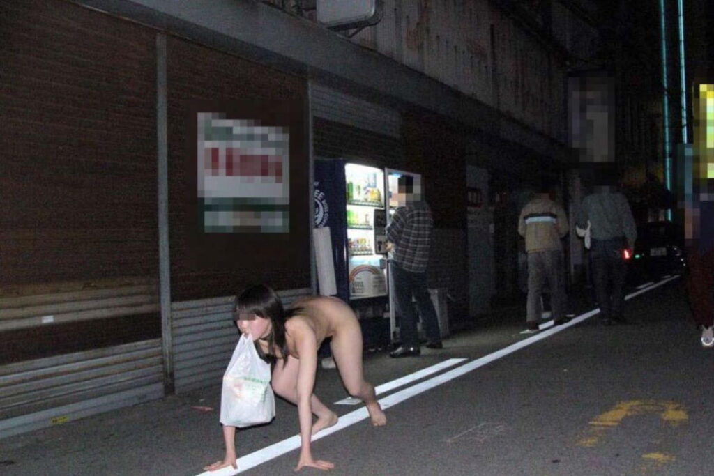 自販機の前で露出しているエロ画像20230902164212