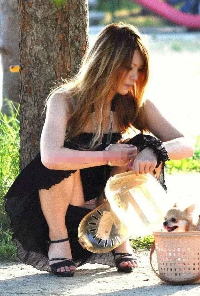 しゃがんでる素人のパンチラエロ画像【盗撮】 0