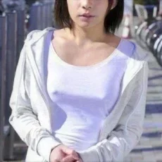 ノーブラで乳首が透けちゃってる素人のエロ画像