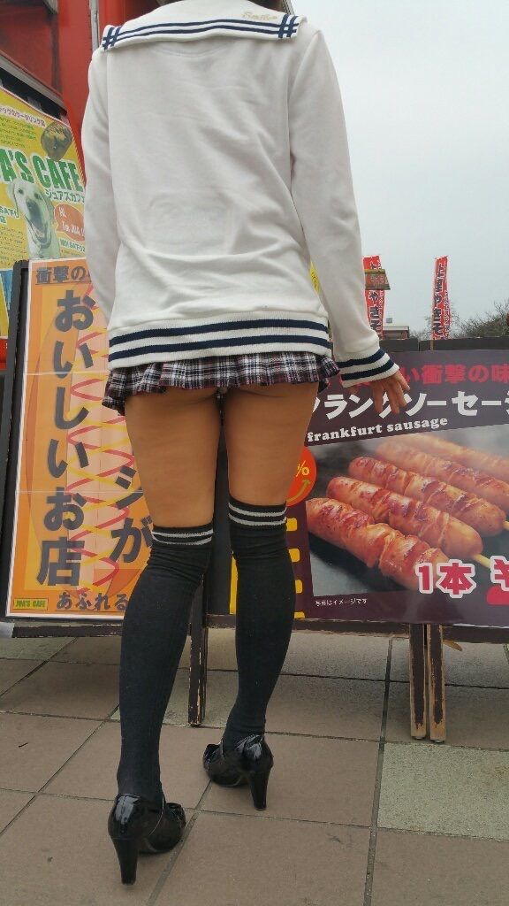 素人がミニスカでハミ尻しちゃってるエロ画像