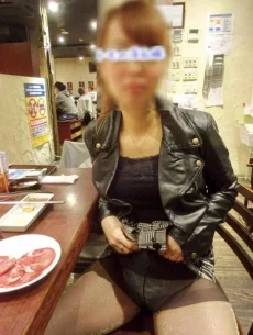 素人が焼き肉屋さんで露出するエロ画像