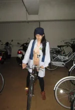 見るからに怪しい眼鏡素人の露出エロ画像