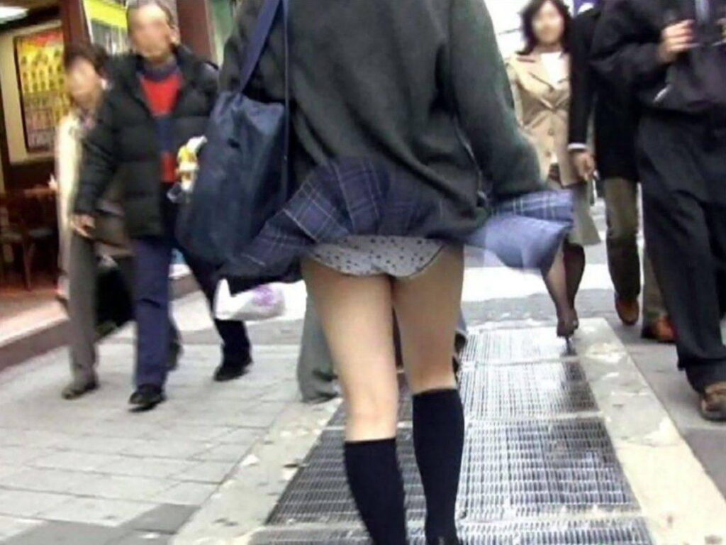 【街撮り】素人が強風でパンチラしまくり！【エロ画像】