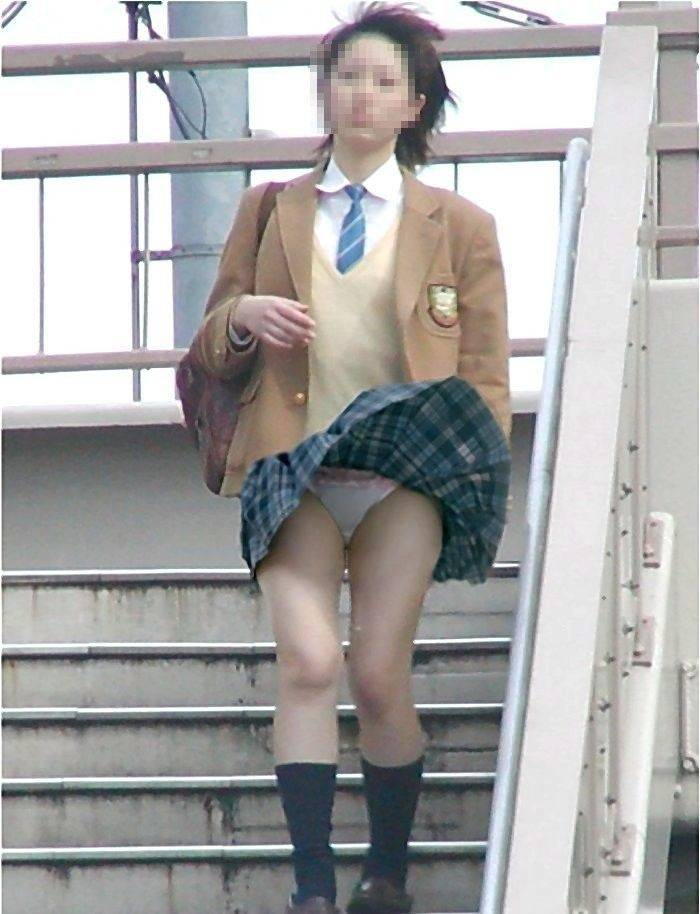 【街撮り】素人が強風でパンチラしまくり！【エロ画像】