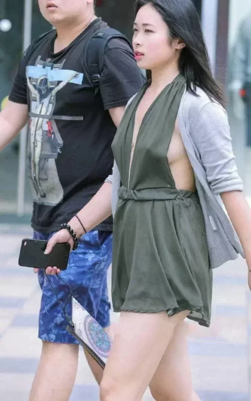 【街撮り】素人の乳首ぽっちエロ画像【お宝】 0