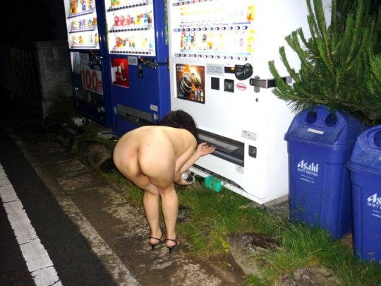 素人が自販機の前で露出しているエロ画像