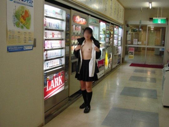 素人が自販機の前で露出しているエロ画像