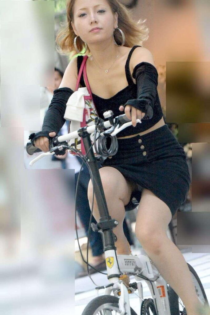 素人が自転車に乗ってパンチラしまくりｗｗ【エロ画像】