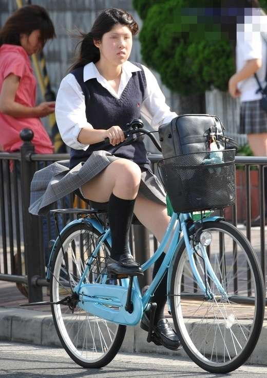 素人が自転車に乗ってパンチラしまくりｗｗ【エロ画像】