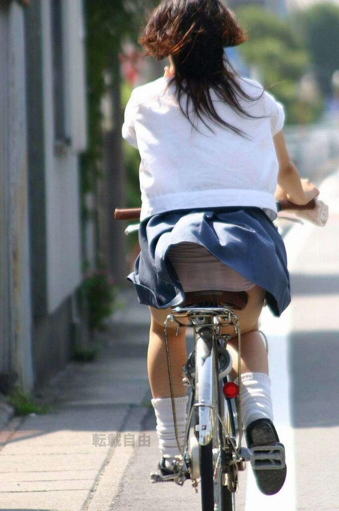 素人が自転車に乗ってパンチラしまくりｗｗ【エロ画像】