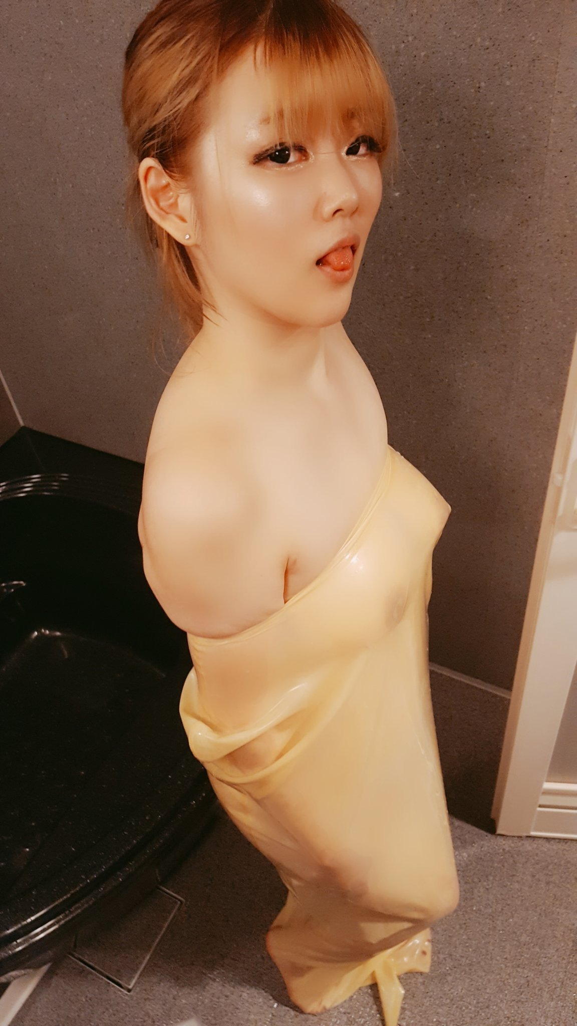 ぽちゃ素人をラバー拘束エロ画像19