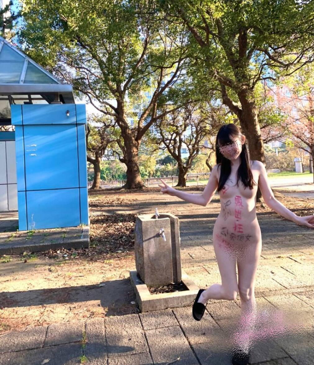 公衆便所の露出エロ画像20231030142859