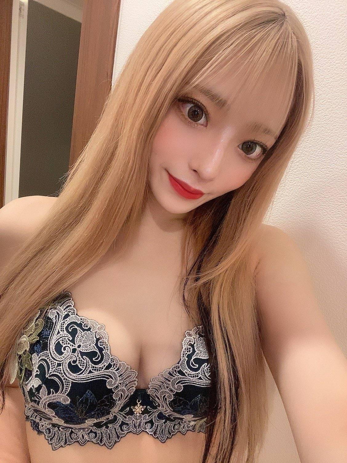 素人美女が勝負下着で自撮りしてるエロ画像（2）