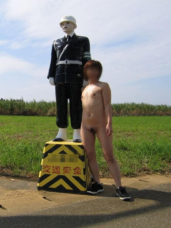 【衝撃】素人が真昼間から野外露出【エロ画像】（17）