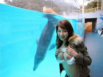 【衝撃】素人が真昼間から野外露出【エロ画像】（18）