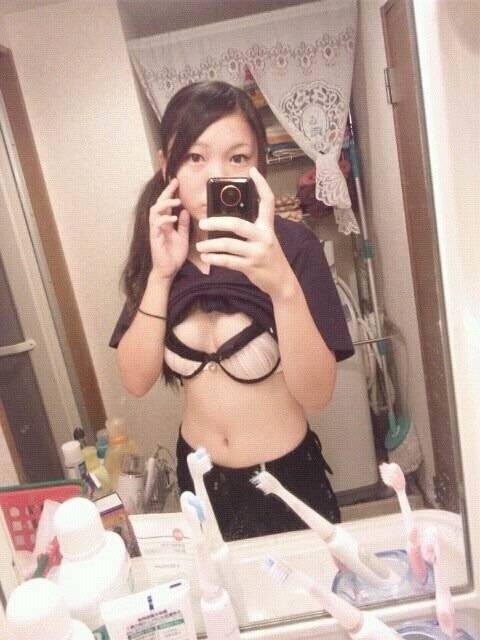 【胸キュン】可愛く写ろうと何回も自撮りする素人【エロ画像】 1