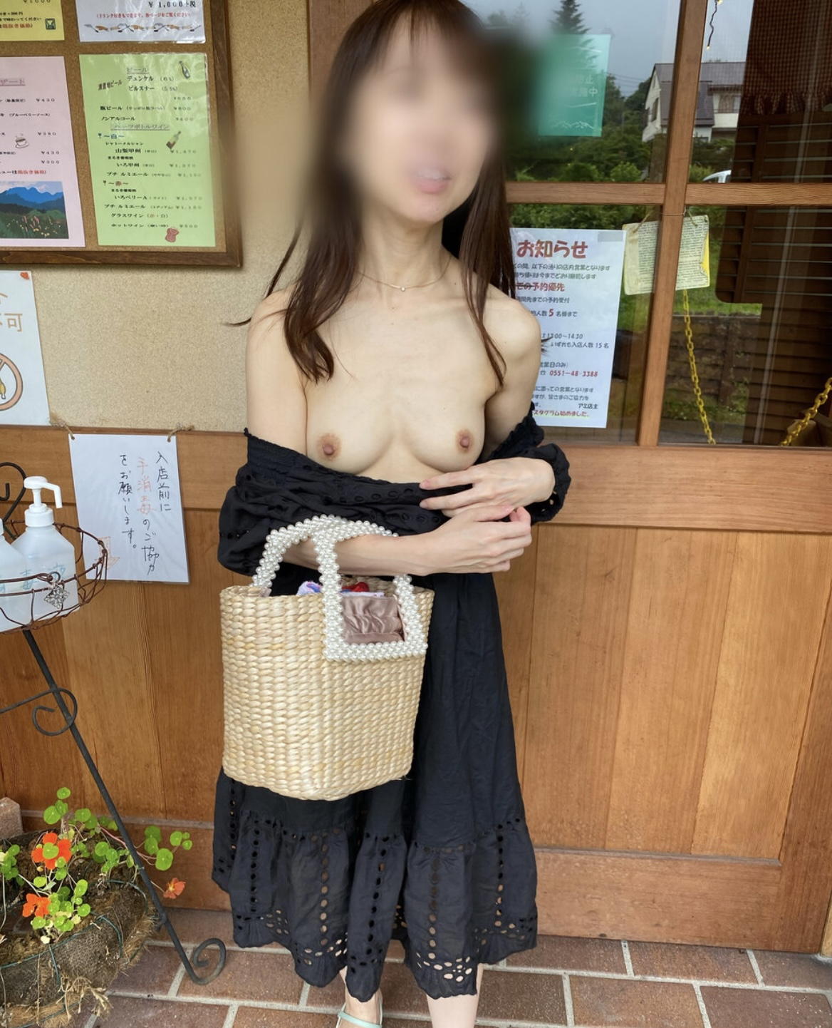 控えめな奥様と露出デート【エロ画像】（1）
