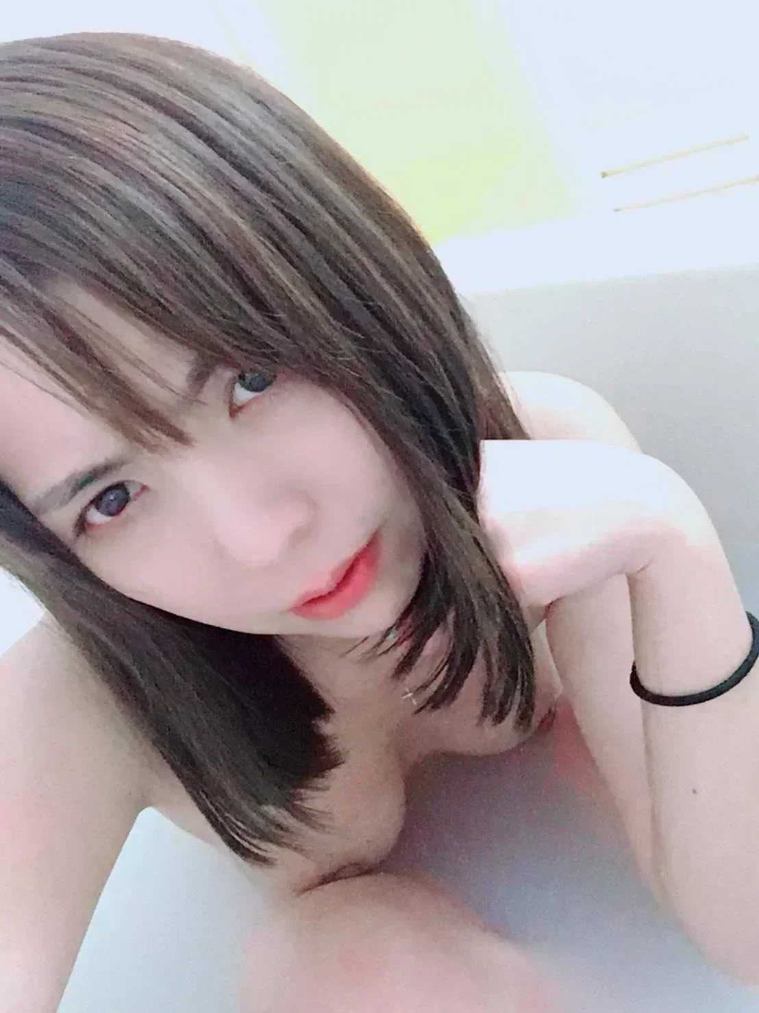 【素人】おばさん、加工アプリでHな自撮りをしてしまうｗ【エロ画像】 0