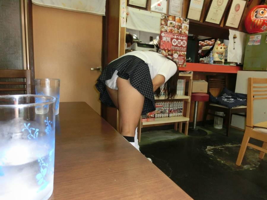 【素人】かがんだ時に思いっきりパンチラしてるエロ画像