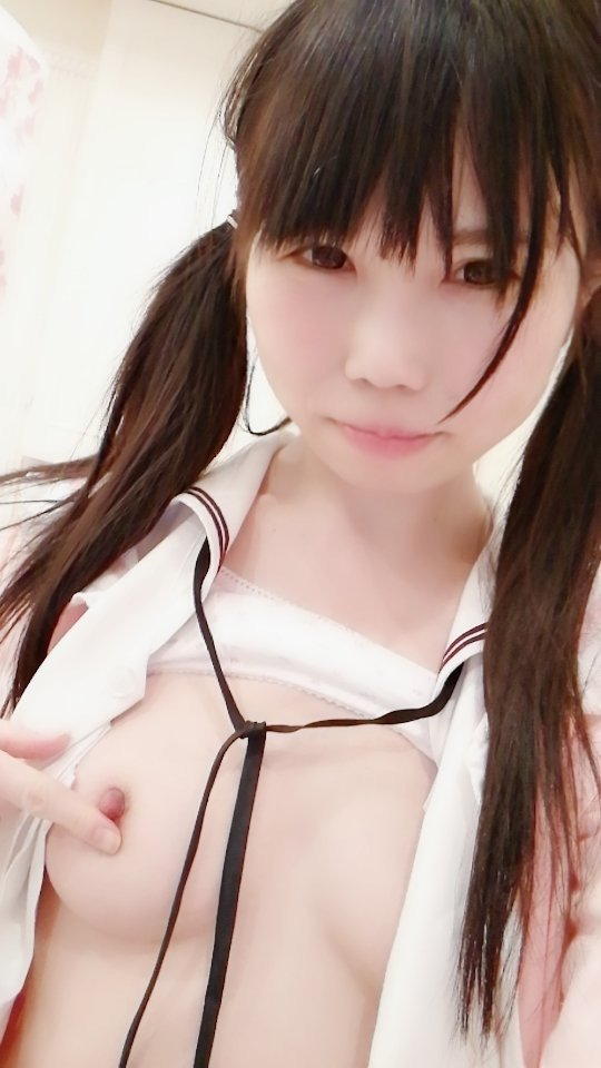 コスプレ好き眼鏡っ娘の自撮りエロ画像流出