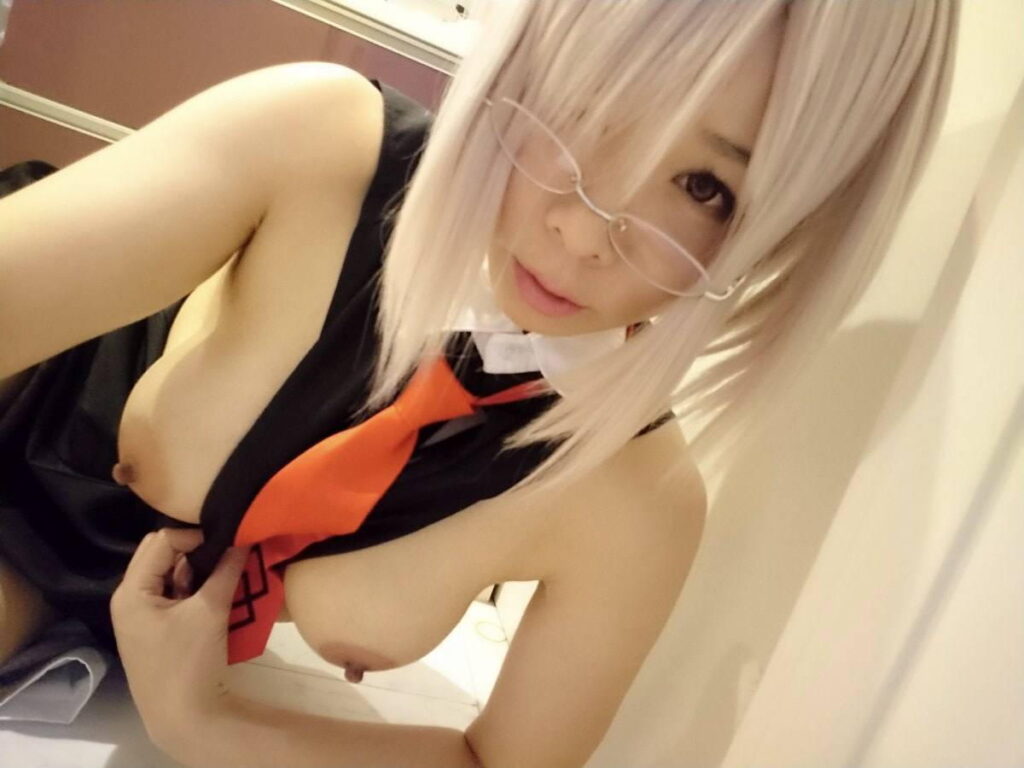 コスプレ好き素人お姉さんの自撮りエロ画像