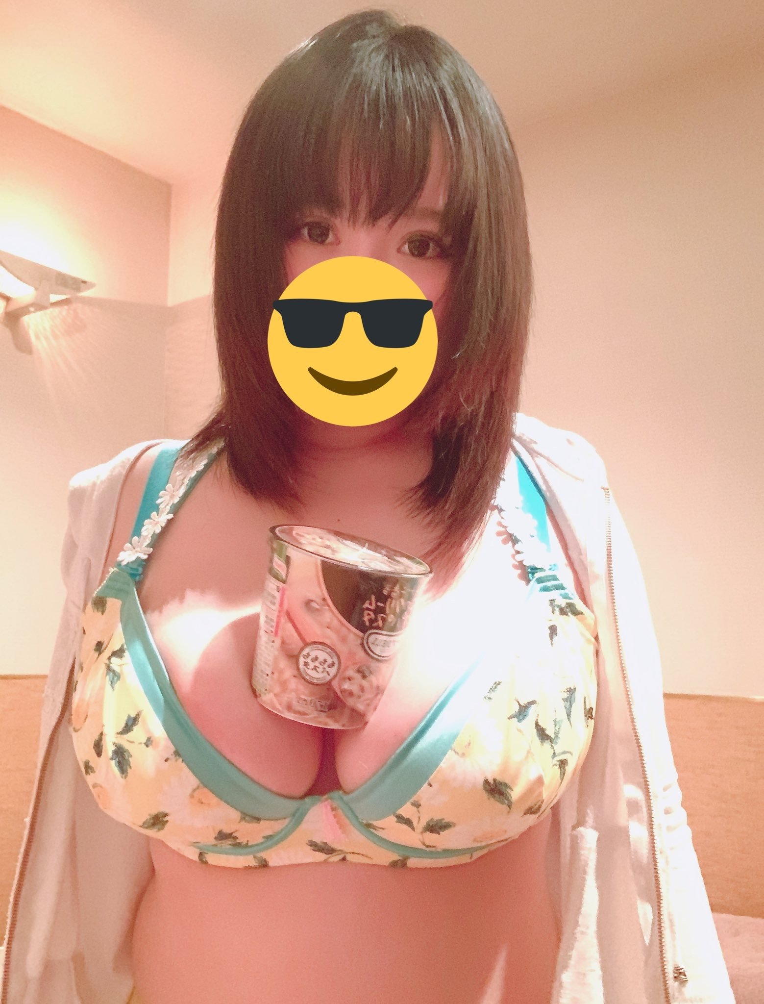 【素人】何でも谷間に挟める爆乳ちゃんの自撮りエロ画像