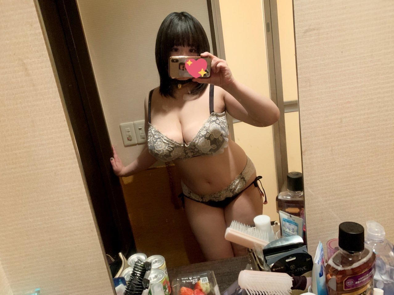 【素人】何でも谷間に挟める爆乳ちゃんの自撮りエロ画像