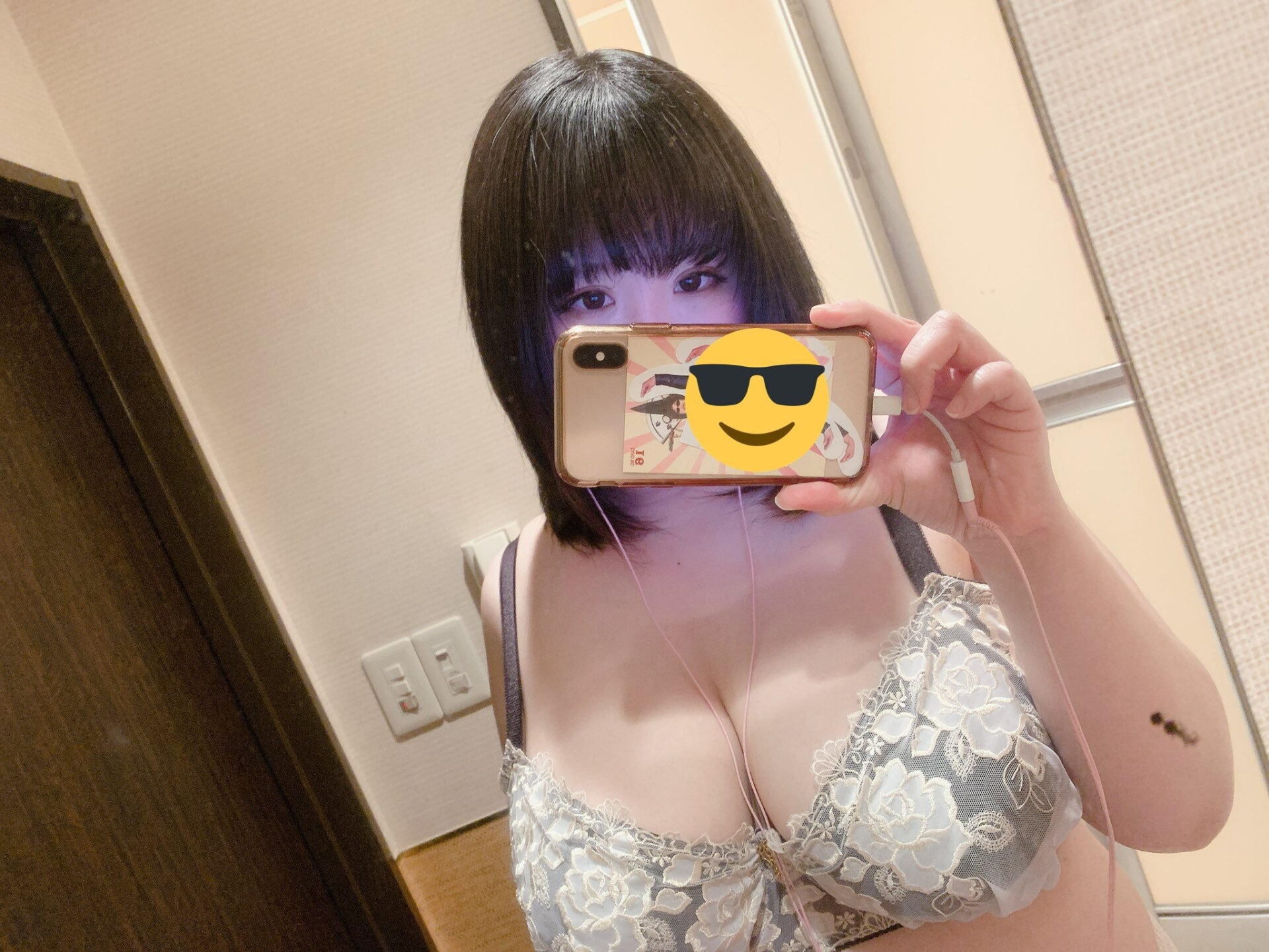 【素人】何でも谷間に挟める爆乳ちゃんの自撮りエロ画像