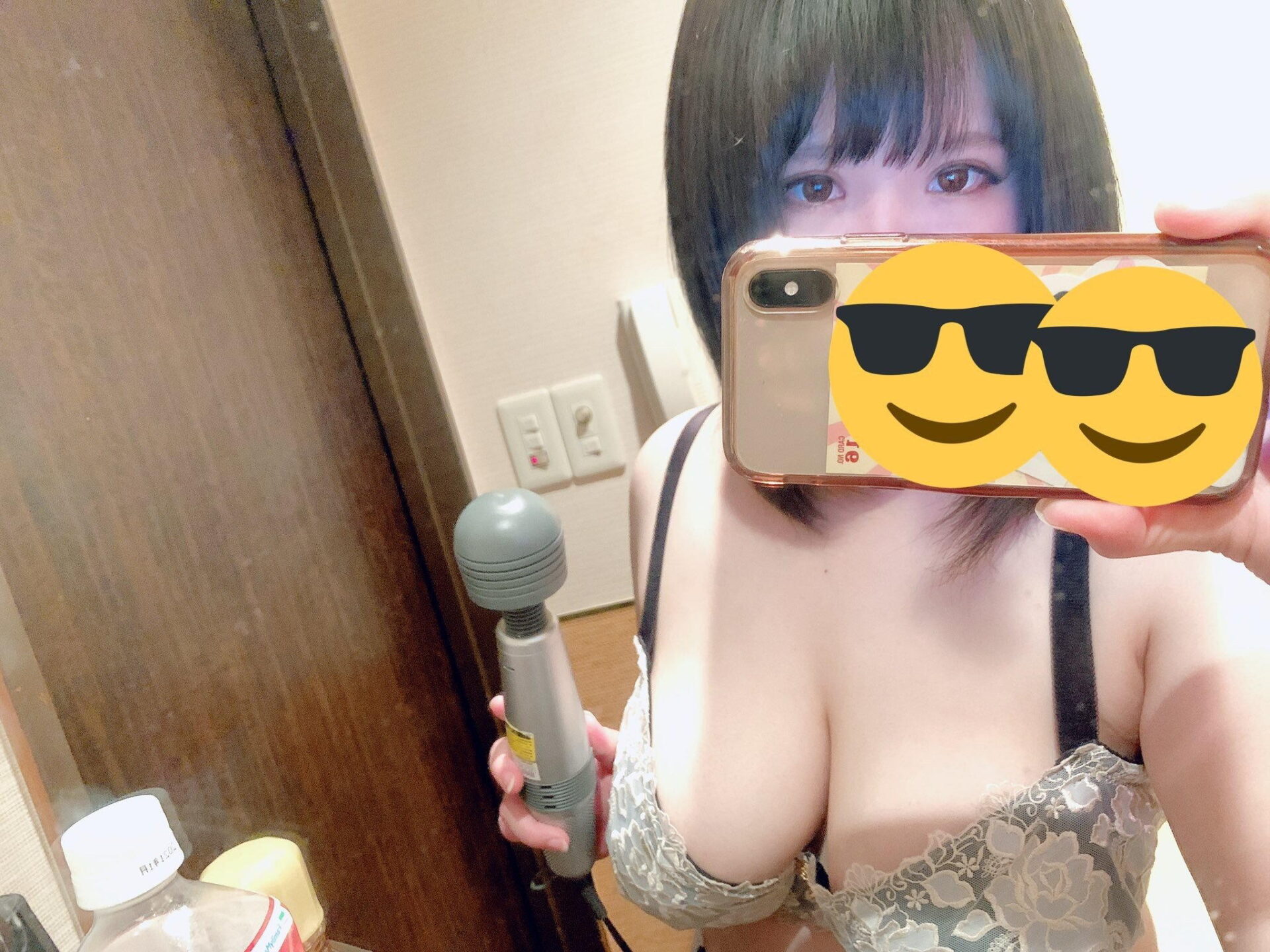 【素人】何でも谷間に挟める爆乳ちゃんの自撮りエロ画像